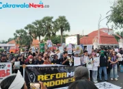 Aksi Rakyat Surabaya Menggugat di Depan Gedung Grahadi