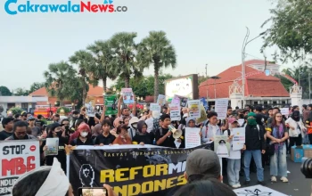 Aksi Rakyat Surabaya Menggugat di Depan Gedung Grahadi