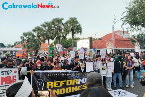 Aksi “Rakyat Surabaya Menggugat” di Depan Grahadi, Soroti Demokrasi, Ekonomi, hingga Oligarki Kekuasaan