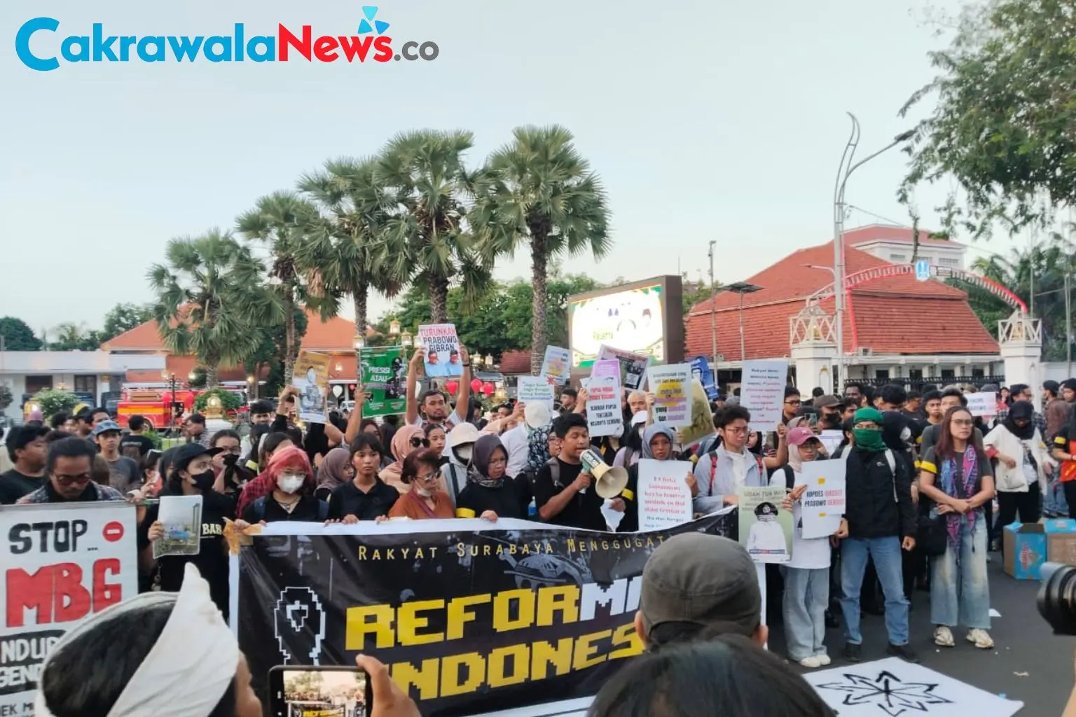 Aksi Rakyat Surabaya Menggugat di Depan Gedung Grahadi