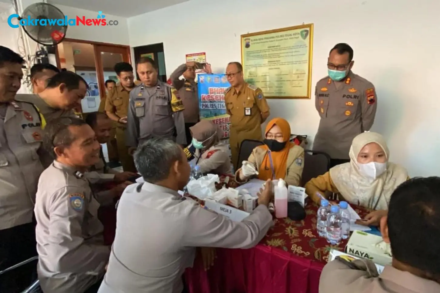 Bhabinkamtibmas Polres Tegal Kota Jalani Skrining TBC dan Cek Kesehatan Sebelum Bertugas Melakukan Tracing di Masyarakat