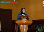 Hj. Lelly Lailiyah Novianti, Dra MM, pengasuh Pondok Pesantren Tebuireng, Jombang, saat resmi menyandang gelar Doktor dari Universitas Airlangga (UNAIR).