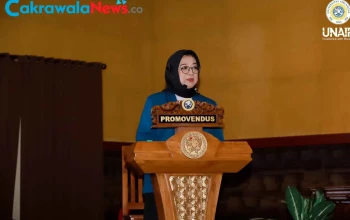 Hj. Lelly Lailiyah Novianti, Dra MM, pengasuh Pondok Pesantren Tebuireng, Jombang, saat resmi menyandang gelar Doktor dari Universitas Airlangga (UNAIR).