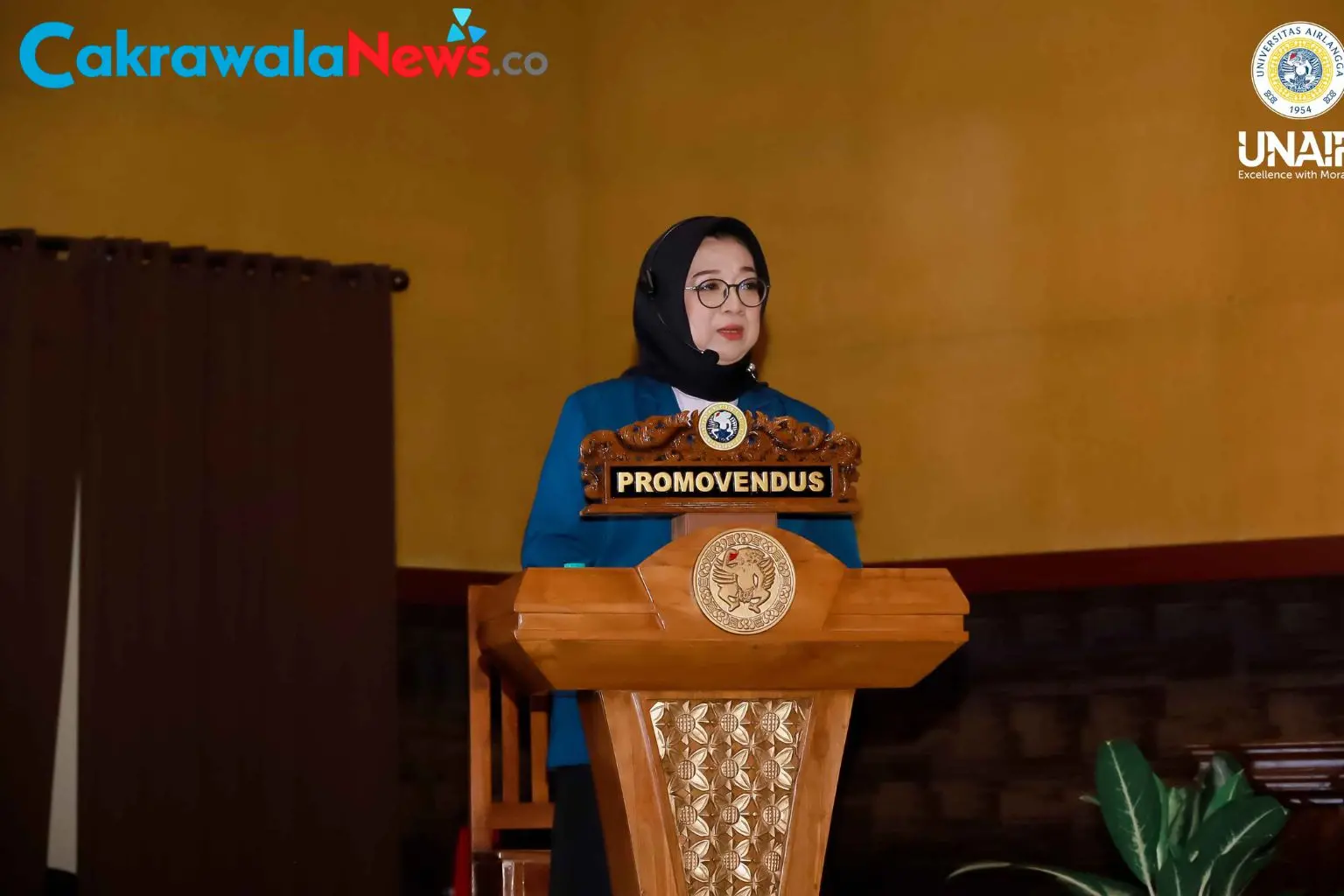 Hj. Lelly Lailiyah Novianti, Dra MM, pengasuh Pondok Pesantren Tebuireng, Jombang, saat resmi menyandang gelar Doktor dari Universitas Airlangga (UNAIR).