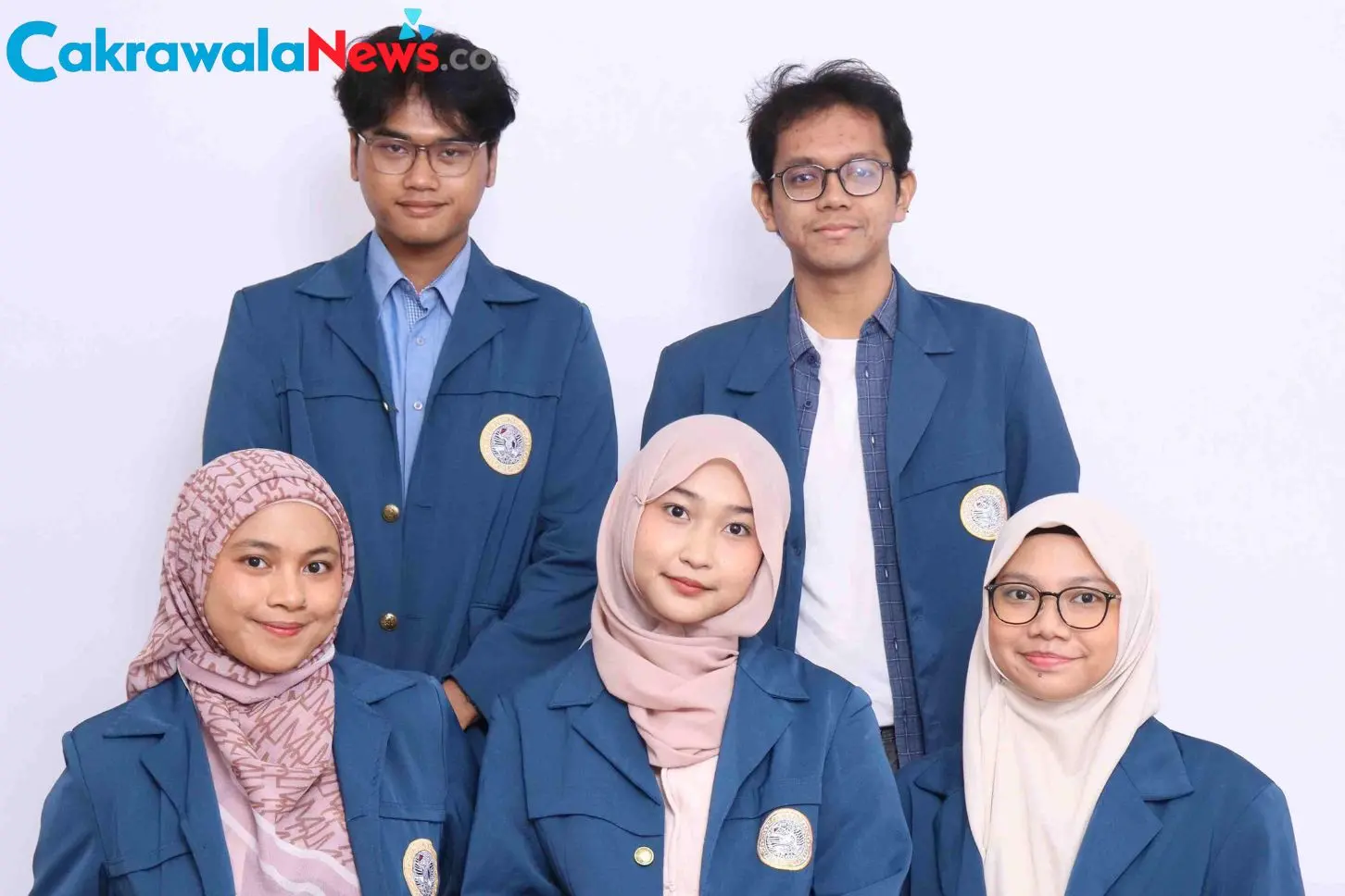5 Mahasiswa UNAIR yang melakukan riset Vonis di Balik Layar: Eskalasi Kekerasan Gender Relasi Digital Menuju Femisida". (Foto: Humas UNAIR)