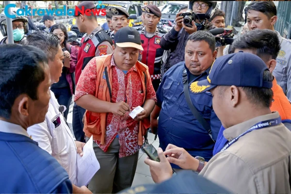 Mudahkan Warga Bayar Non-Tunai, Jukir Resmi di Surabaya Kini Dibekali Rompi QRIS