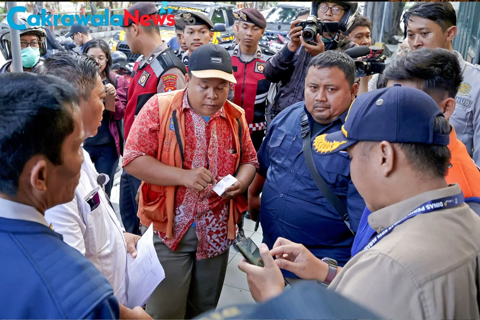 Juru Parkir Resmi Surabaya Kini Dibekali Rompi QRIS untuk Permudah Pembayaran Non Tunai
