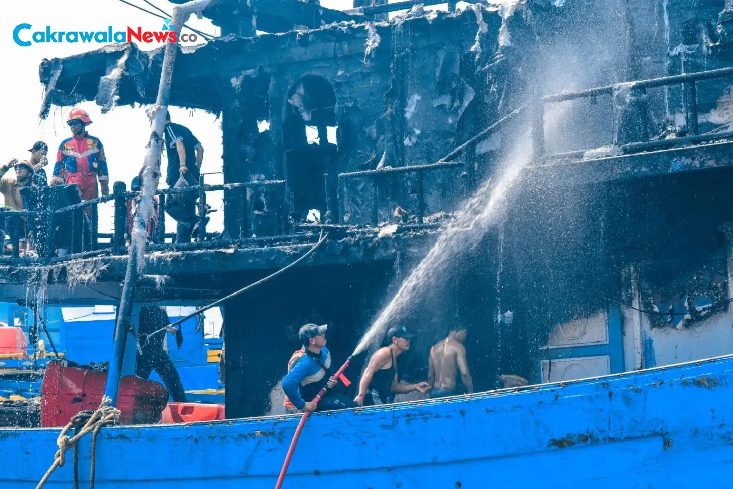 Kebakaran KM Usaha 3 di Pelabuhan Perikanan Nusantara Tegalsari Kota Tegal Berhasil Dipadamkan Tanpa Korban Jiwa
