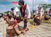 Pelajar Surabaya Ikuti Aksi Basuh Kaki Orang Tua Secara Massal