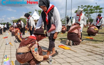 Pelajar Surabaya Ikuti Aksi Basuh Kaki Orang Tua Secara Massal