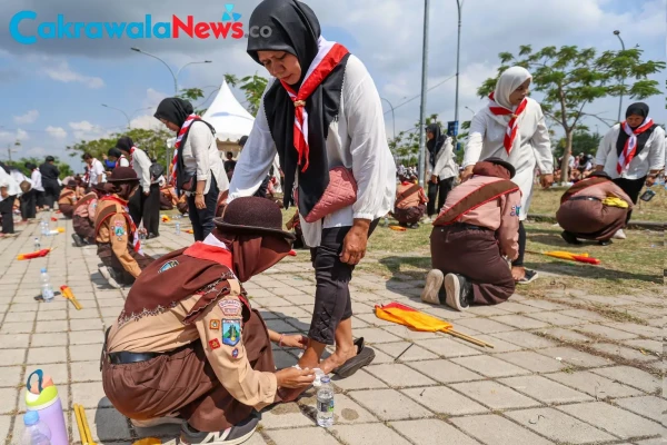 Pembasuhan saat aksi basuh kaki massal yang dilakukan pelajar Surabaya.