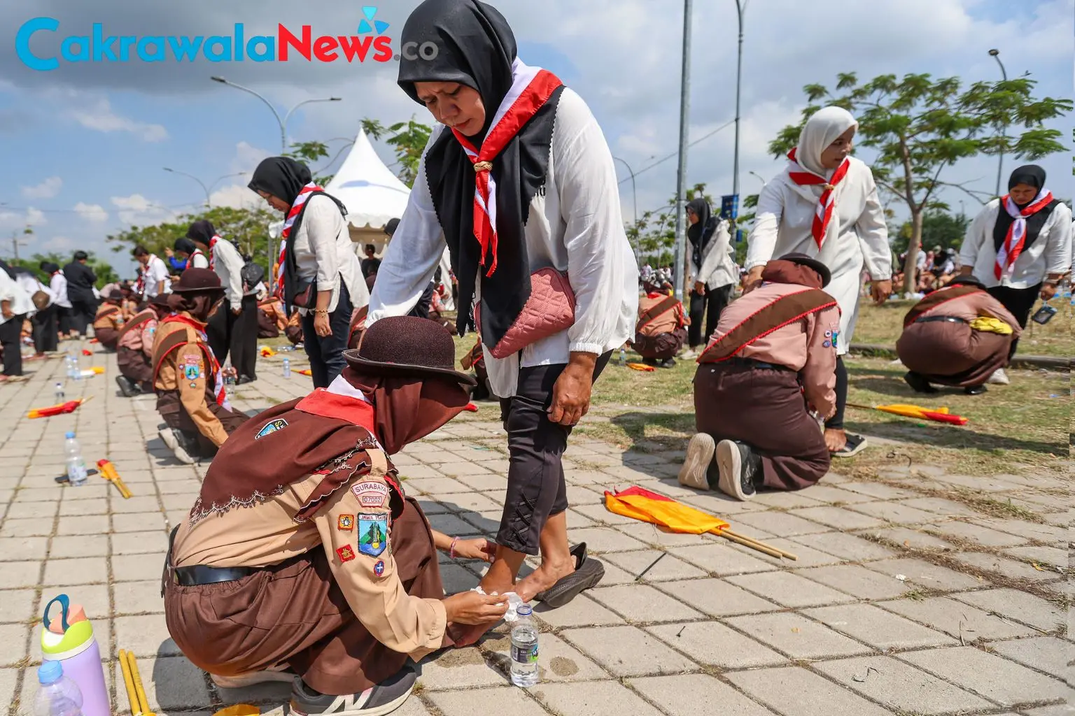 Pelajar Surabaya Ikuti Aksi Basuh Kaki Orang Tua Secara Massal
