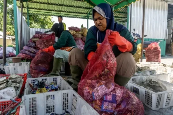 Pemilihan sampah oleh warga