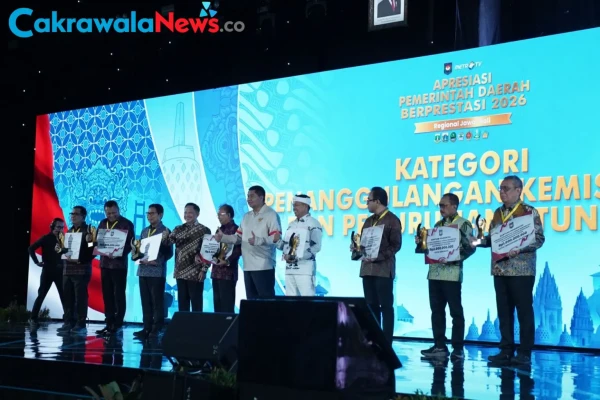 Sukses Tekan Kemiskinan dan Stunting, Pemkot Surabaya Borong Dua Penghargaan Kemendagri