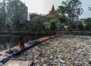 Pencegatan sampah di kalitebu