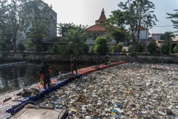 Pencegatan sampah di kalitebu