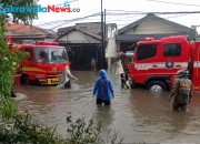 Petugas DSDABM Tangani Genangan Akibat Pasang Air Laut di Surabaya