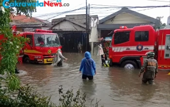 Petugas DSDABM Tangani Genangan Akibat Pasang Air Laut di Surabaya