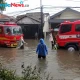 Petugas DSDABM Tangani Genangan Akibat Pasang Air Laut di Surabaya