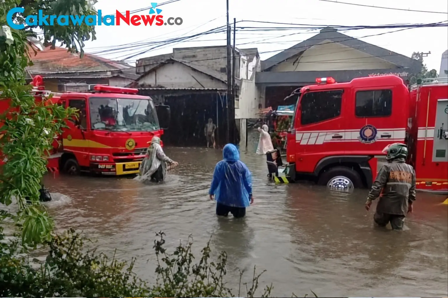 Petugas DSDABM Tangani Genangan Akibat Pasang Air Laut di Surabaya