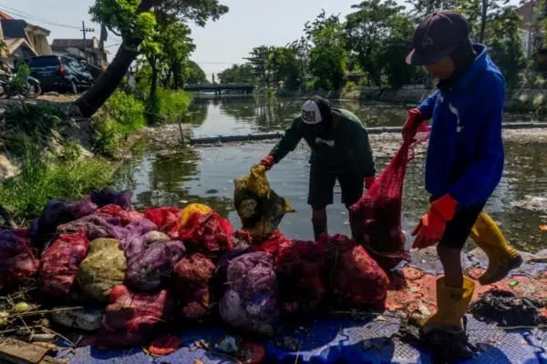 Petugas saat mengambil sampah di kalitebu