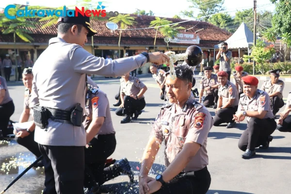 Polres Tegal Gelar Upacara Kenaikan Pangkat dan Wisuda Purna Bakti
