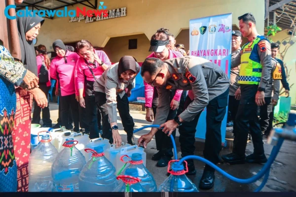  Aksi Nyata di Hari Bhayangkara ke 80 , Polres Tegal Kota Bagikan Air Bersih Bagi Warga