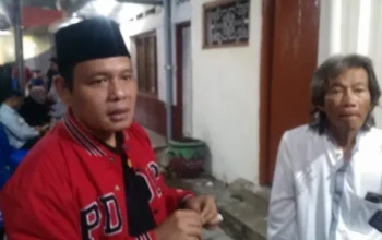 Saifuddin ZuhriKetua DPRD saat mengunjungi korban