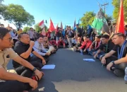 Temui Massa Aksi, Ketua Komisi A DPRD Surabaya