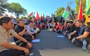 Temui Massa Aksi, Ketua Komisi A DPRD Surabaya