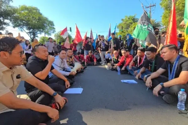 Temui Massa Aksi, Ketua Komisi A DPRD Surabaya Janji Perjuangkan Tuntutan Mahasiswa