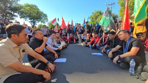 Temui Massa Aksi, Ketua Komisi A DPRD Surabaya