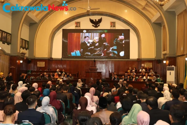 Menanti Bakti 96 Dokter Spesialis Baru UNAIR: Antara Jargon HEBAT, Strata Sosial, dan Tantangan Krisis Kesehatan Realistis
