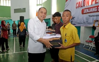 Pemkot Surabaya Beri Bantuan Pendidikan untuk 7.380 Siswa SMA/SMK/MA Sederajat