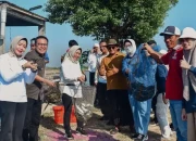 Arif Fathoni saat menghadiri panen raya bandeng dan udang di medokan ayu