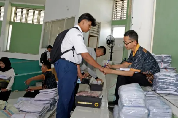 Bantuan-pendidikan-pemkot-surabaya