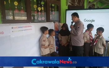 Bhabinkamtibmas Polsek Adiwerna memberikan edukasi tentang bahaya bullying kepada siswa SD Negeri 1 Penarukan