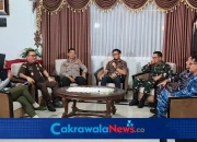 Dandim 0712 Tegal Letkol Inf Rachmat Ferdiantono bersama jajaran Forkopimda mengikuti live talkshow di LPPL Radio Slawi FM