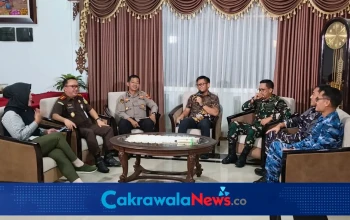 Dandim 0712 Tegal Letkol Inf Rachmat Ferdiantono bersama jajaran Forkopimda mengikuti live talkshow di LPPL Radio Slawi FM