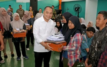 Eri-Cahyadi-wali-kota-surabaya-saat-menyerahkan-ba
