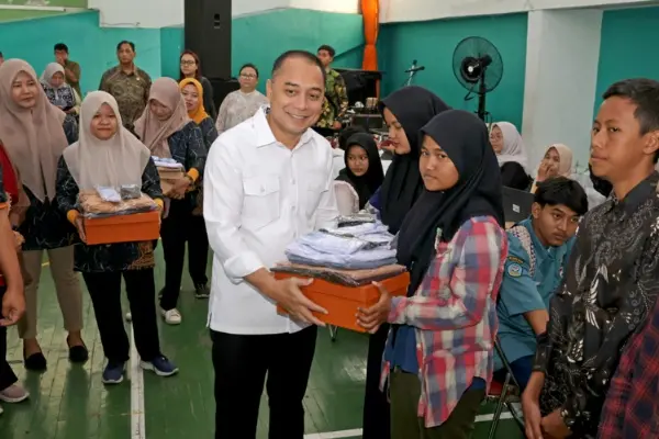 Eri-Cahyadi-wali-kota-surabaya-saat-menyerahkan-ba