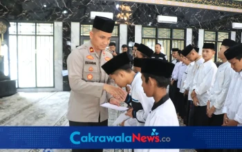 Kapolres Tegal AKBP Bayu Prasatyo Pimpin Doa Bersama dan Santunan Anak Yatim di Masjid Al Muhammadi Polres Tegal