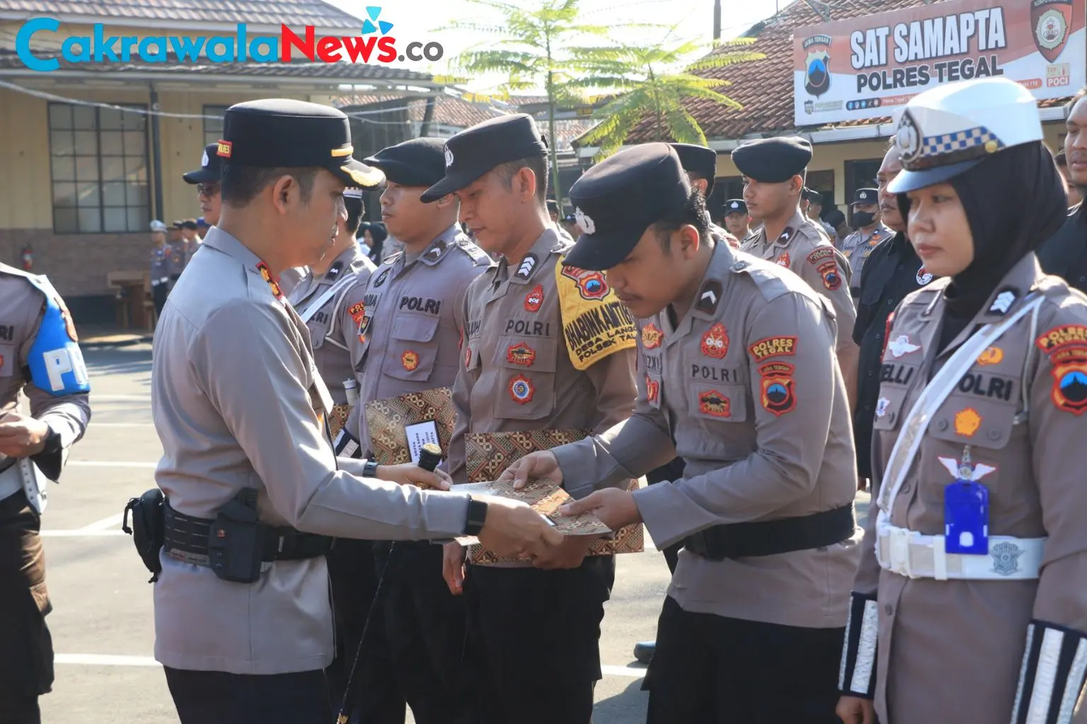 Kapolres Tegal AKBP Bayu Prasetyo Pimpin Apel Pagi dan Berikan Penghargaan kepada Personel Berprestasi