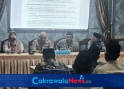 Kapolsek Lebaksiu AKP Eko Darmojo menghadiri dan mengamankan kegiatan sosialisasi penjaringan perangkat Desa Slarang Kidul, Kecamatan Lebaksiu, Kabupaten Tegal,
