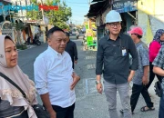 (Kemeja putih) Sekretaris Komisi A Anas Karno saat mendengar keluh kesah masyarakat Gerbang Lor Surabaya 2.
