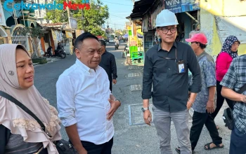 (Kemeja putih) Sekretaris Komisi A Anas Karno saat mendengar keluh kesah masyarakat Gerbang Lor Surabaya 2.