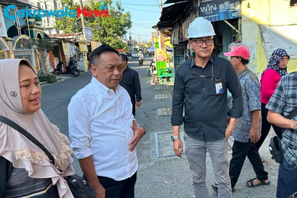 Tak Ingin Warga Terus Beli Air Gerobakan, Anas Karno Kawal Pemasangan Pipa PDAM di Gebang Lor