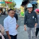 (Kemeja putih) Sekretaris Komisi A Anas Karno saat mendengar keluh kesah masyarakat Gerbang Lor Surabaya 2.