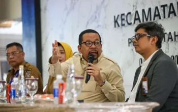 Kepala Bakom RI Muhammad Qodari, saat meninjau langsung proses pendataan dan uji coba aplikasi Perlinsos berbasis digital.