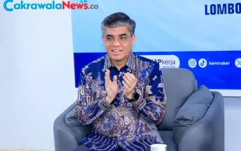 Menteri Ketenagakerjaan Yassierli berdiskusi dengan pelaku industri di Kawasan Ekonomi